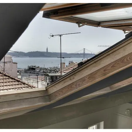 Charming Top Floor River View, Historic Center Lissabon