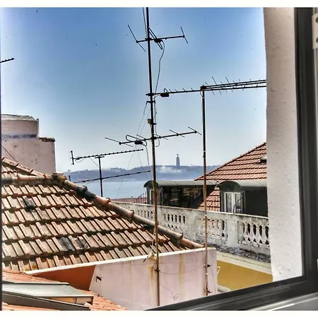 Charming Top Floor River View, Historic Center Lissabon